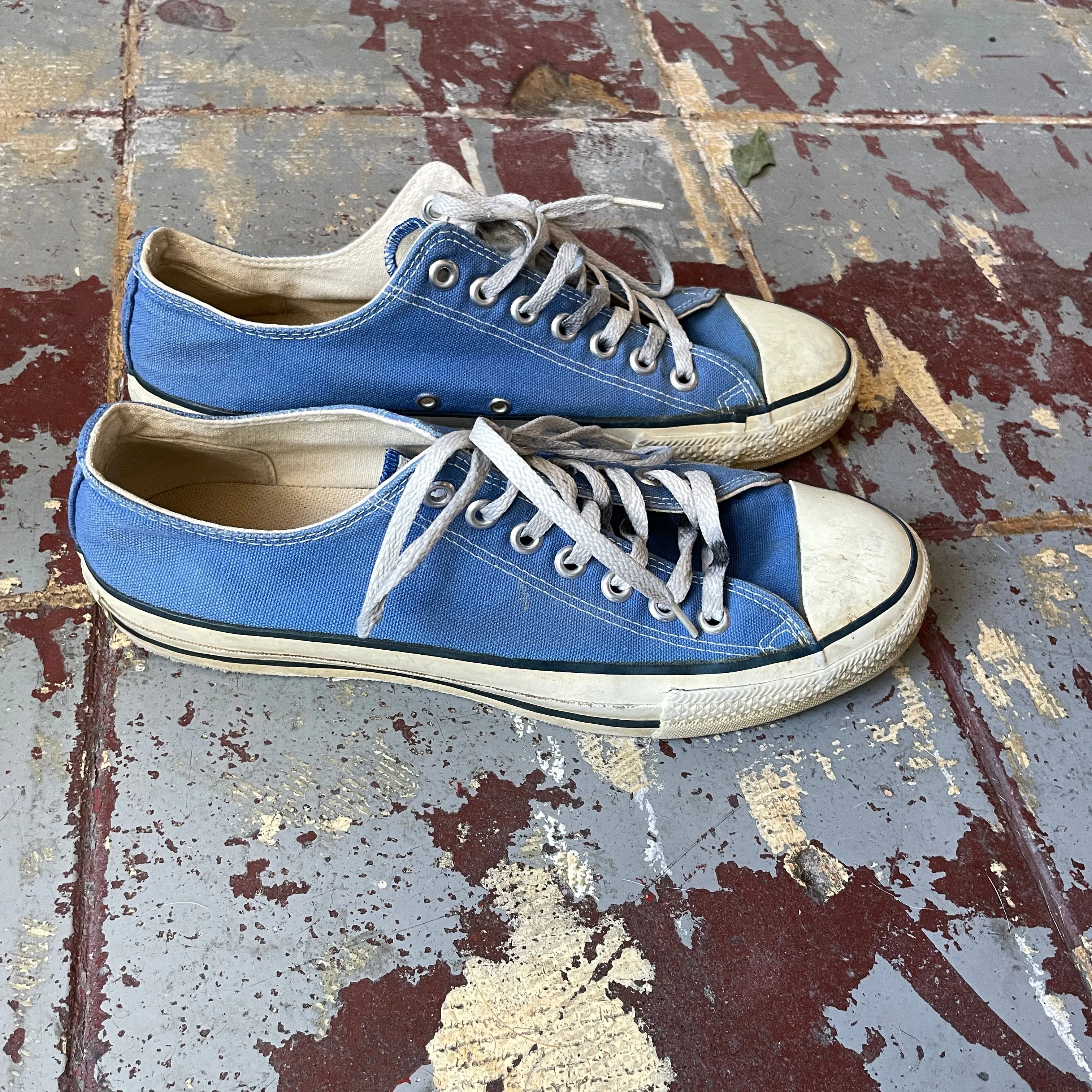 90’s Converse Low Tops - M's 9.5 W's 10.5