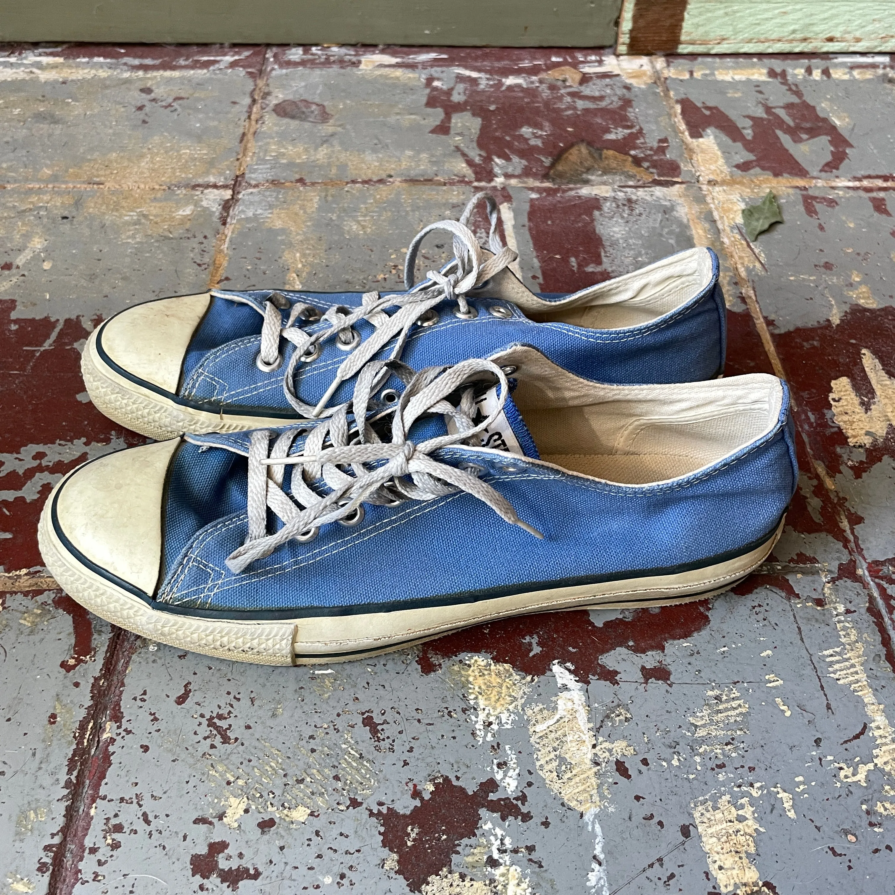 90’s Converse Low Tops - M's 9.5 W's 10.5
