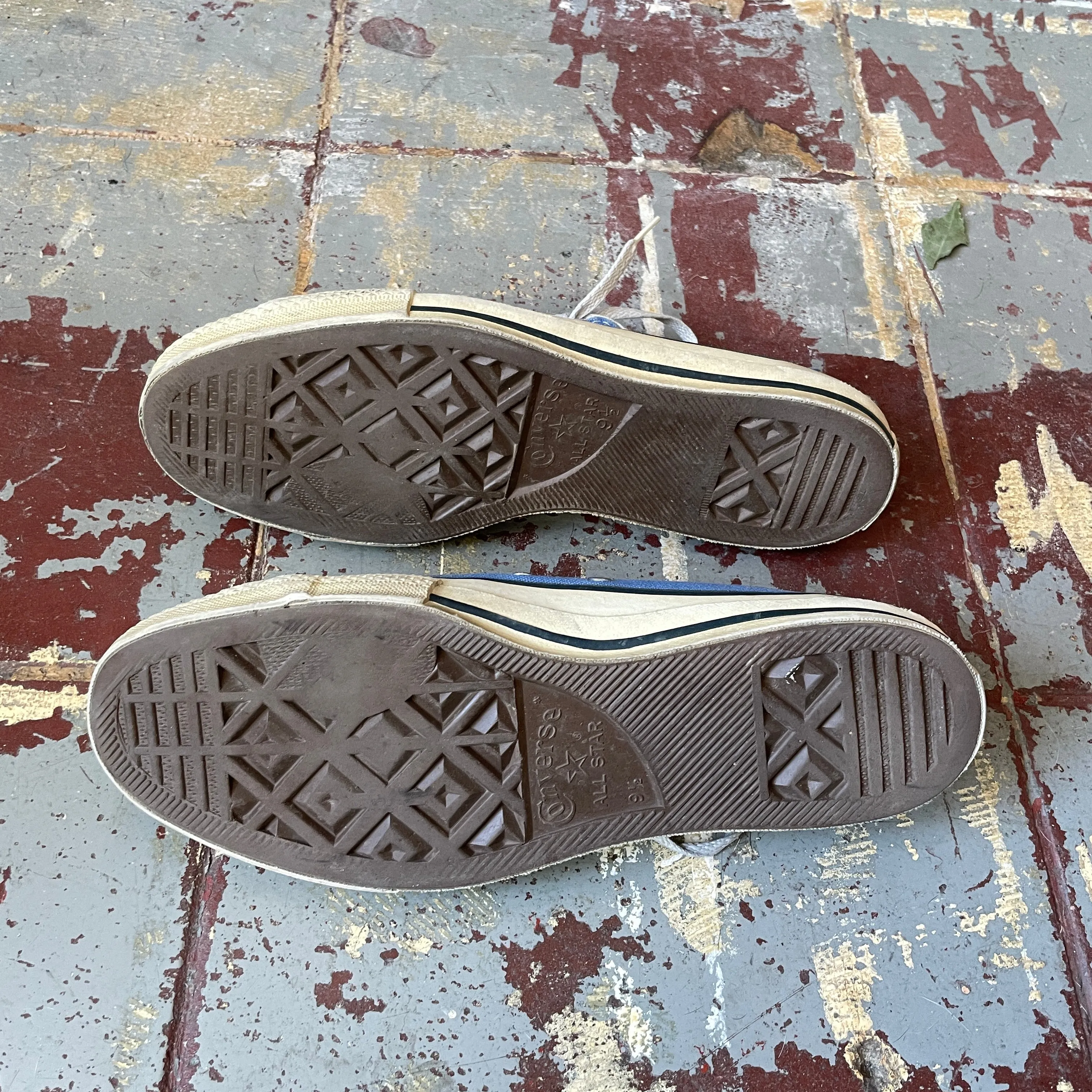 90’s Converse Low Tops - M's 9.5 W's 10.5