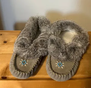 Authentic Moccasins Size 9 (Narrow)