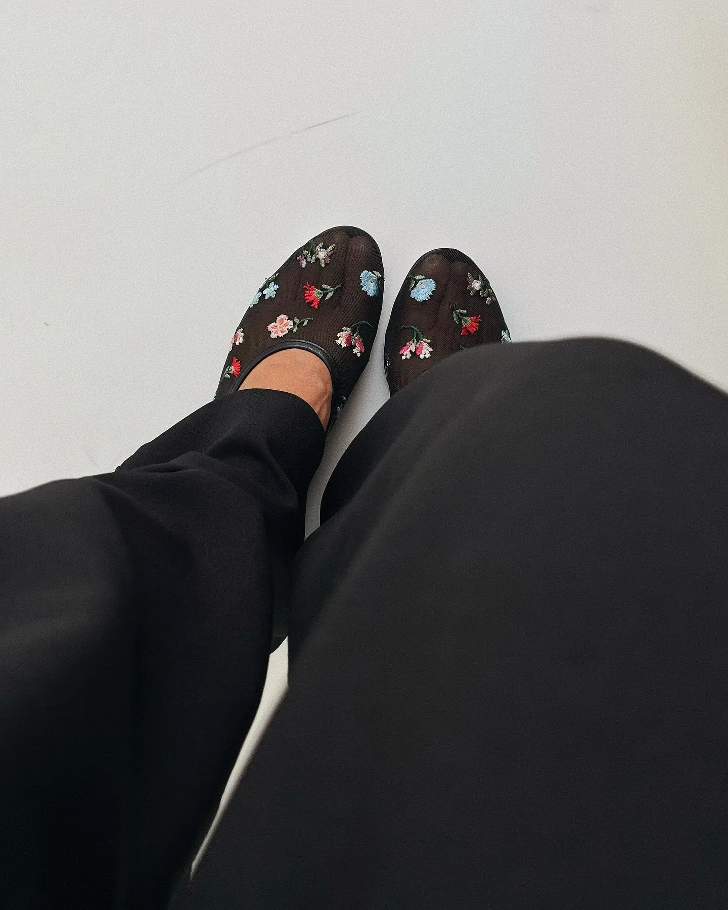 Embroidered flower breathable canvas shoes